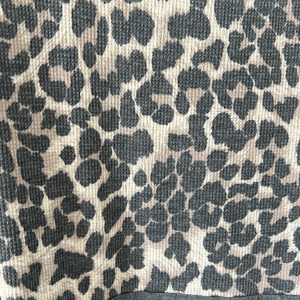 Long sleeve top with leopard print center - Picture 2 of 3